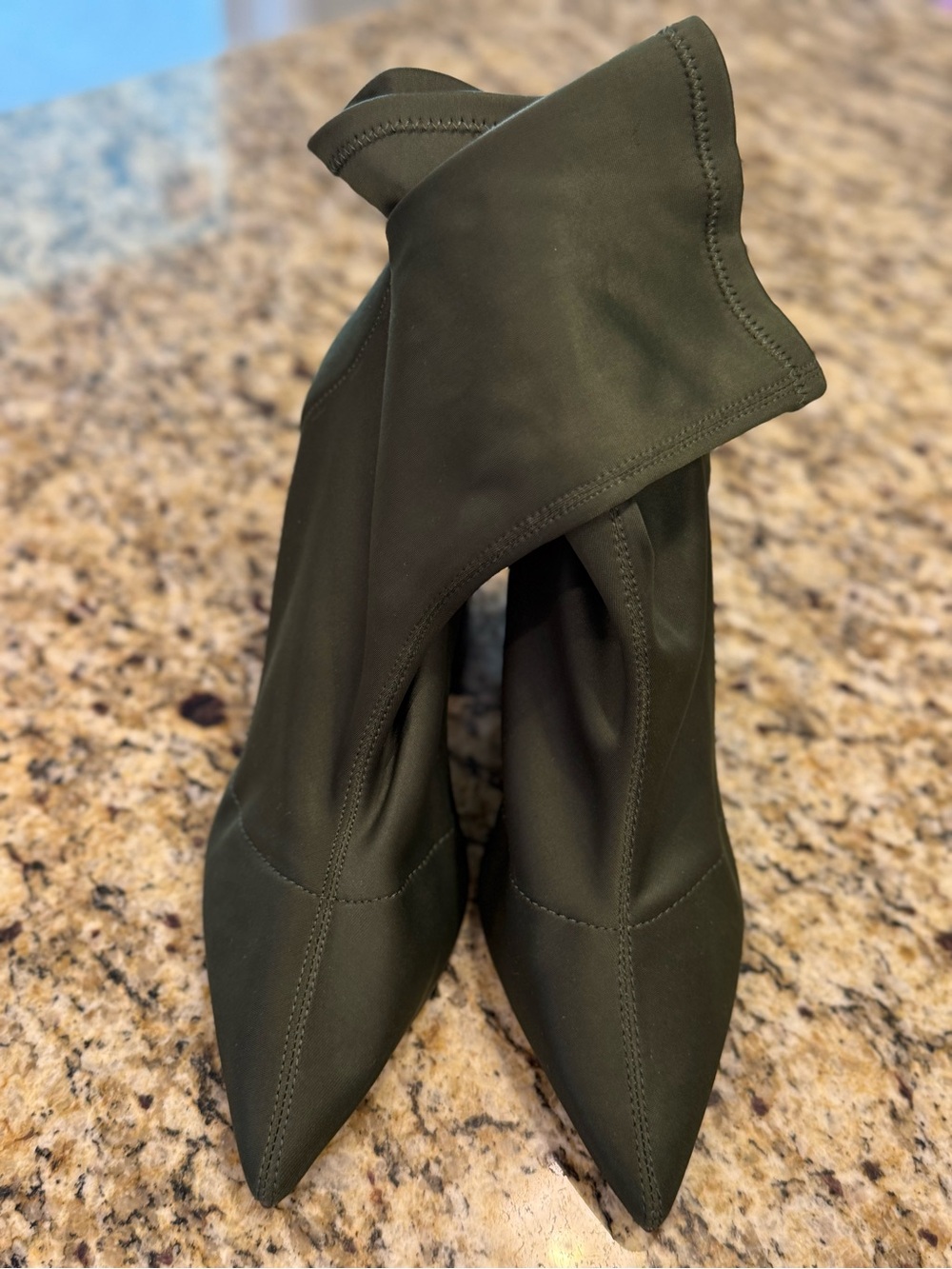Steve Madden forest green 4” heeled slip on sock boots SZ 8.5